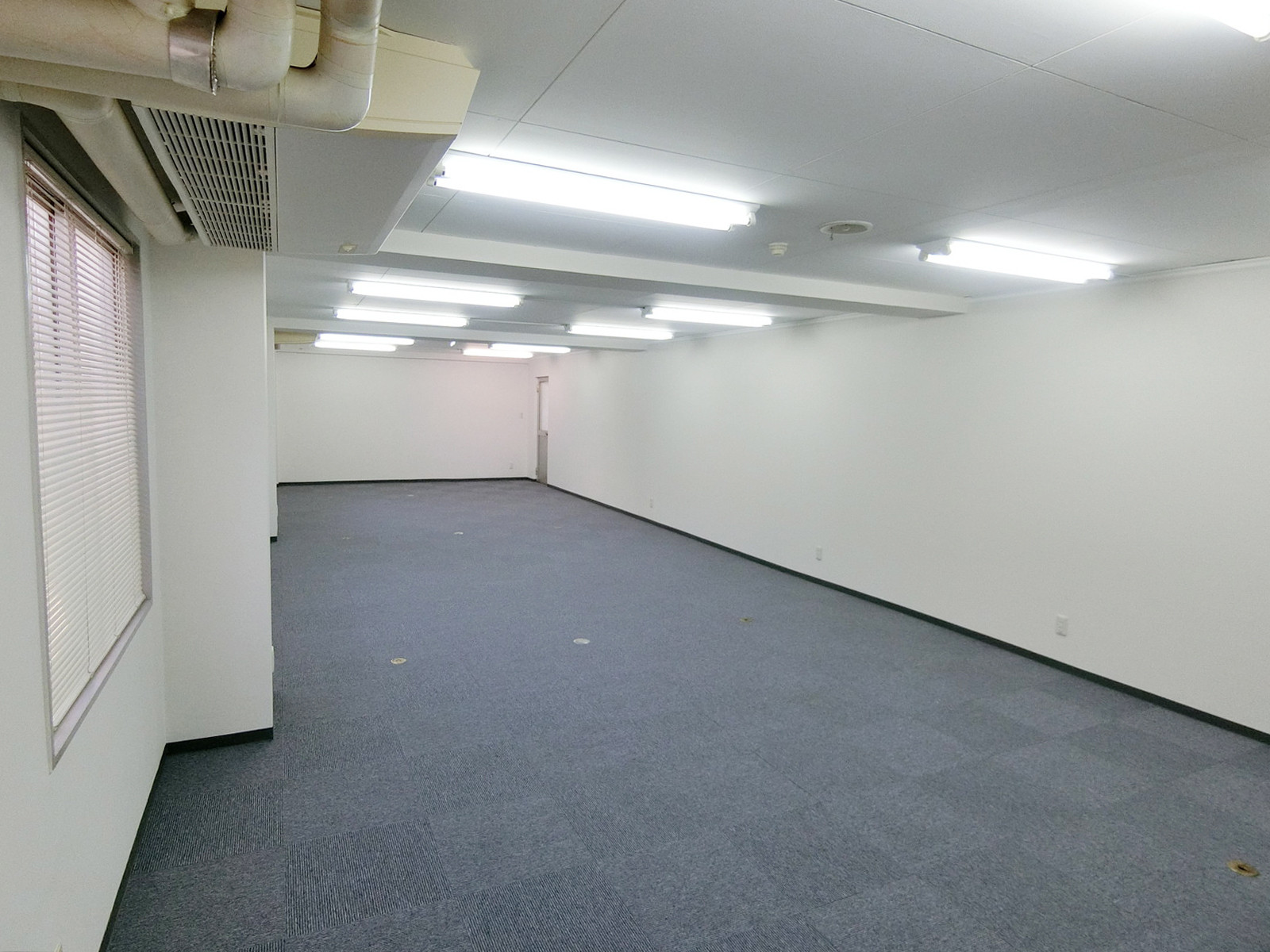 貸室奥側から見た室内