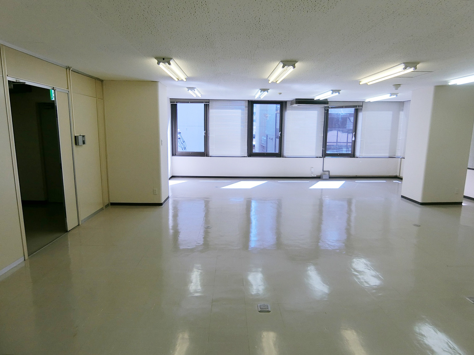 貸室奥側から見た室内