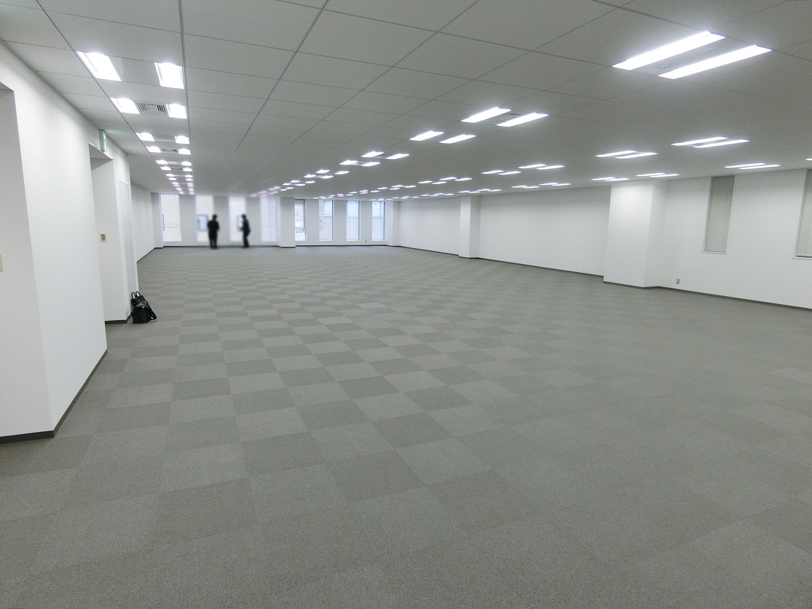 貸室奥側から見た室内