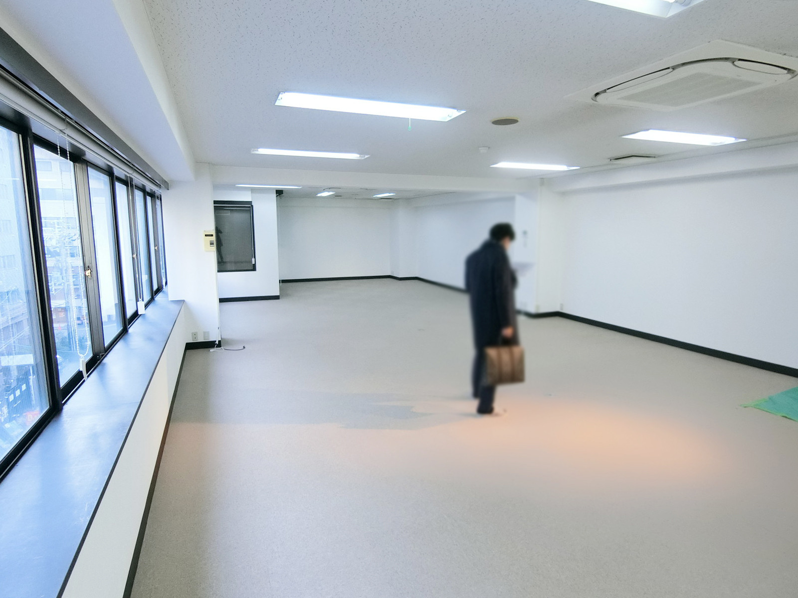 貸室奥側から見た室内
