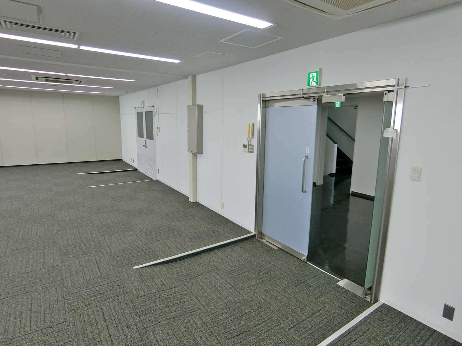 フロア出入り口