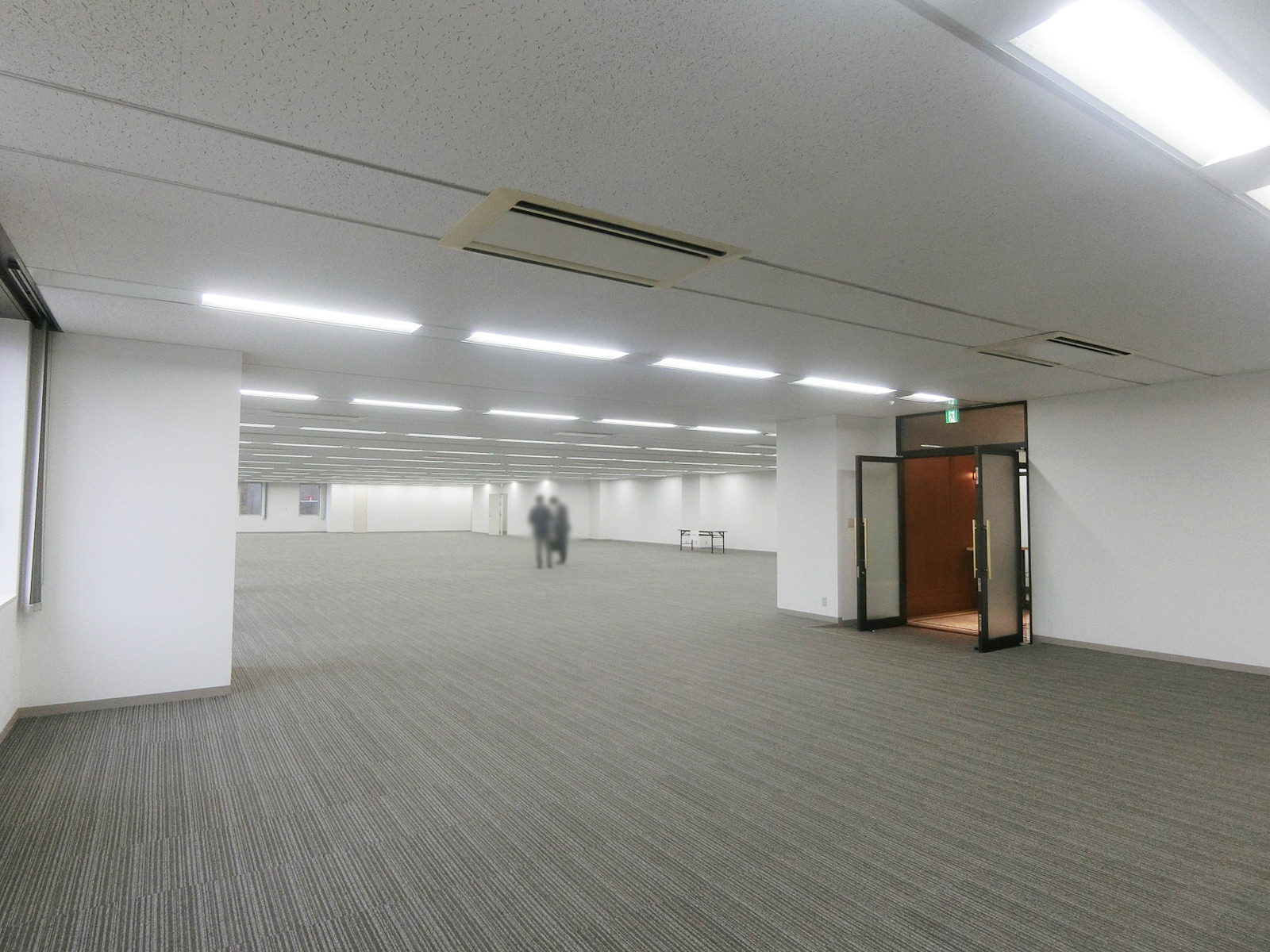 貸室奥側から見た室内