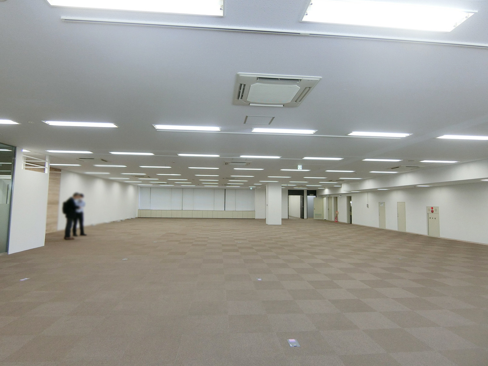 貸室奥側から見た室内