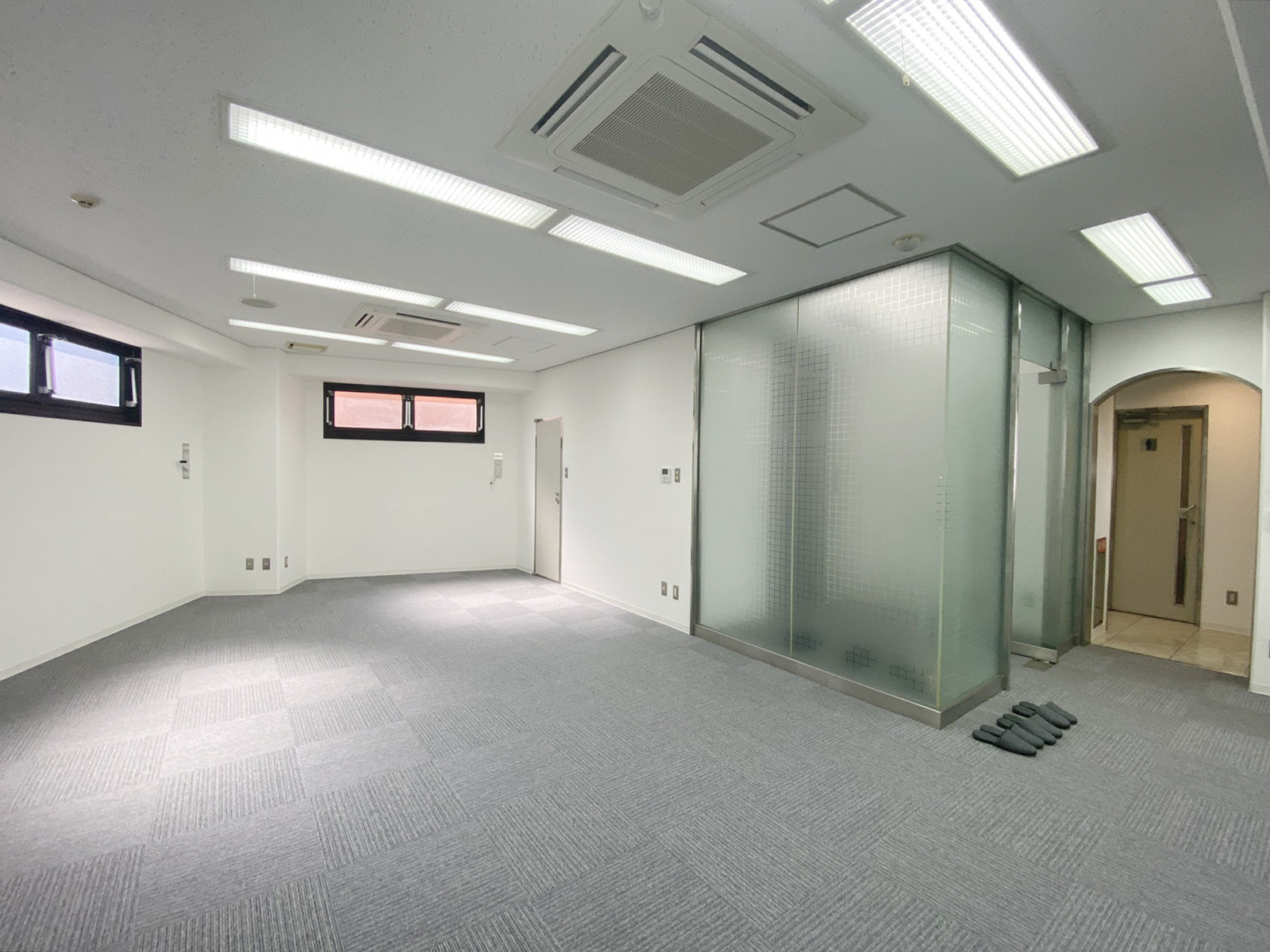 貸室奥側から見た室内