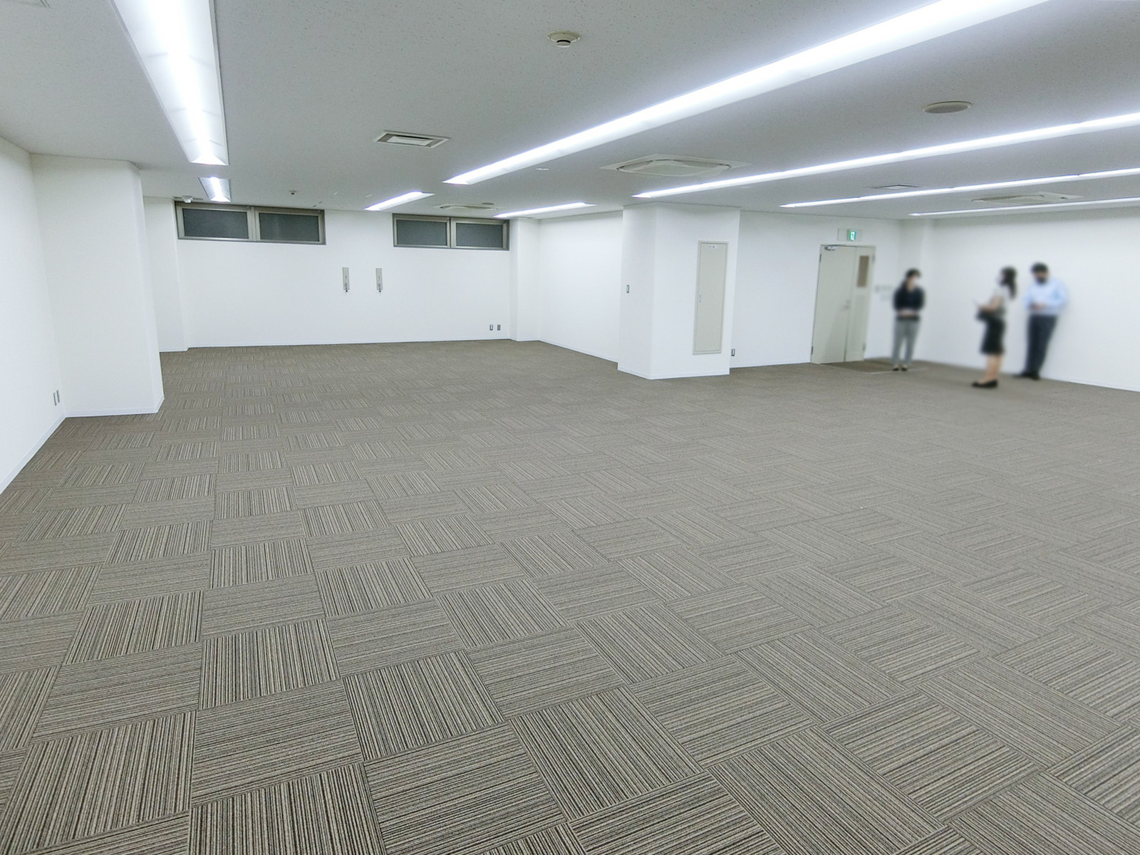 貸室奥側から見た室内