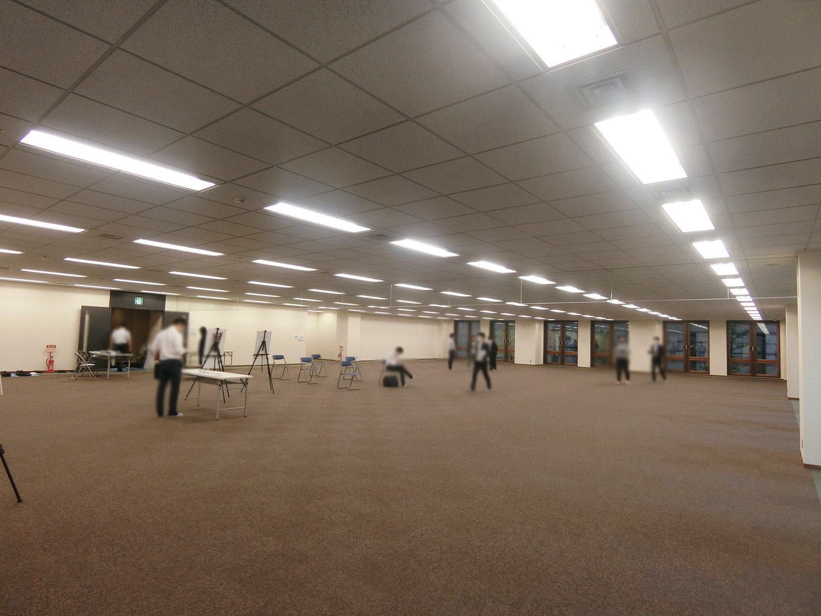 貸室奥側から見た室内