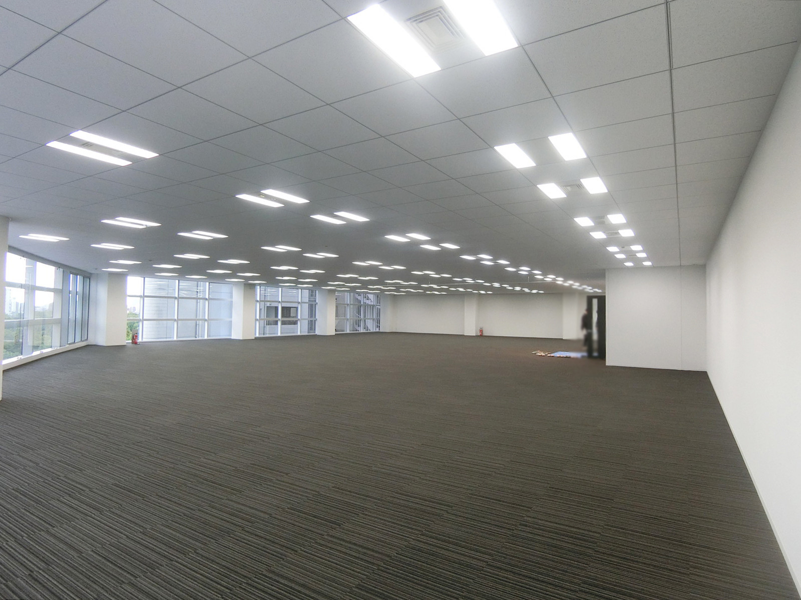 貸室奥側から見た室内