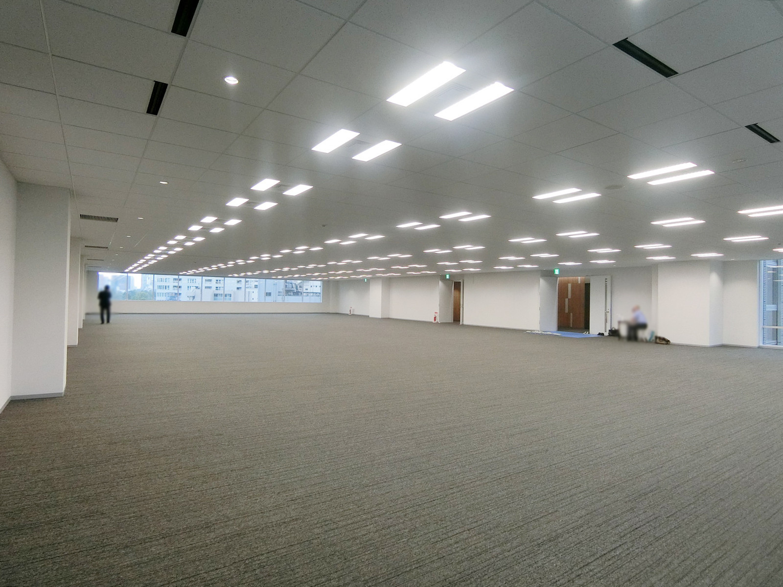 貸室奥側から見た室内