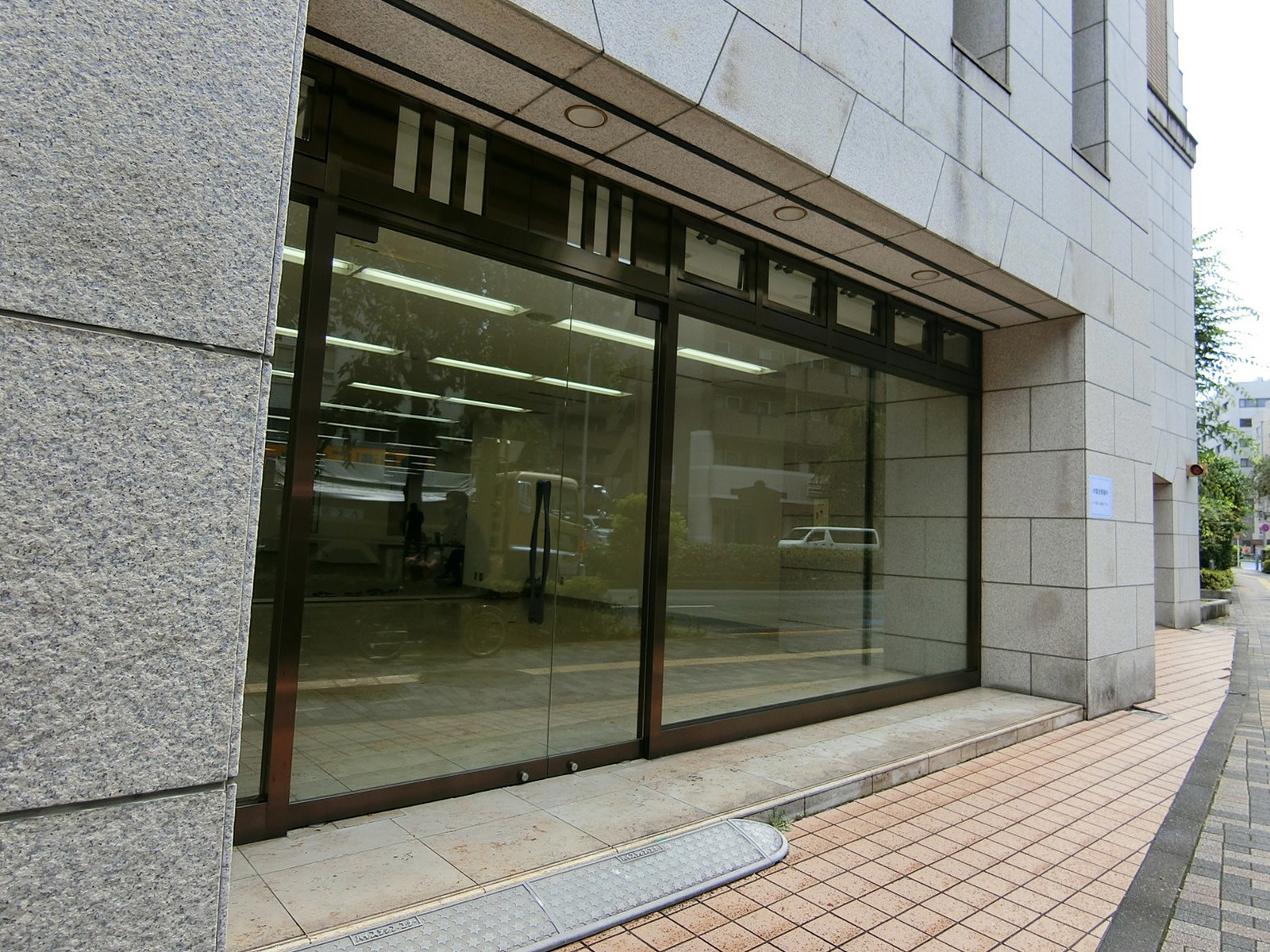 外からの出入口の様子