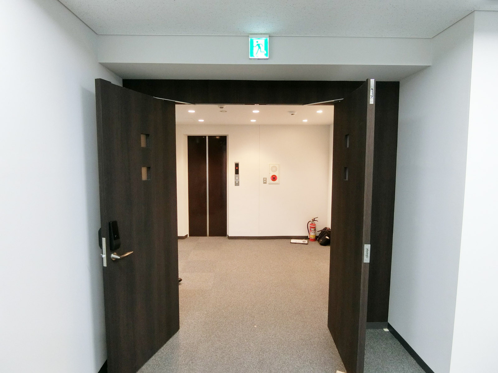 貸室出入り口