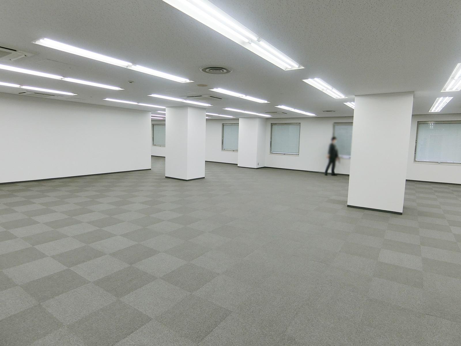 貸室奥側から見た室内