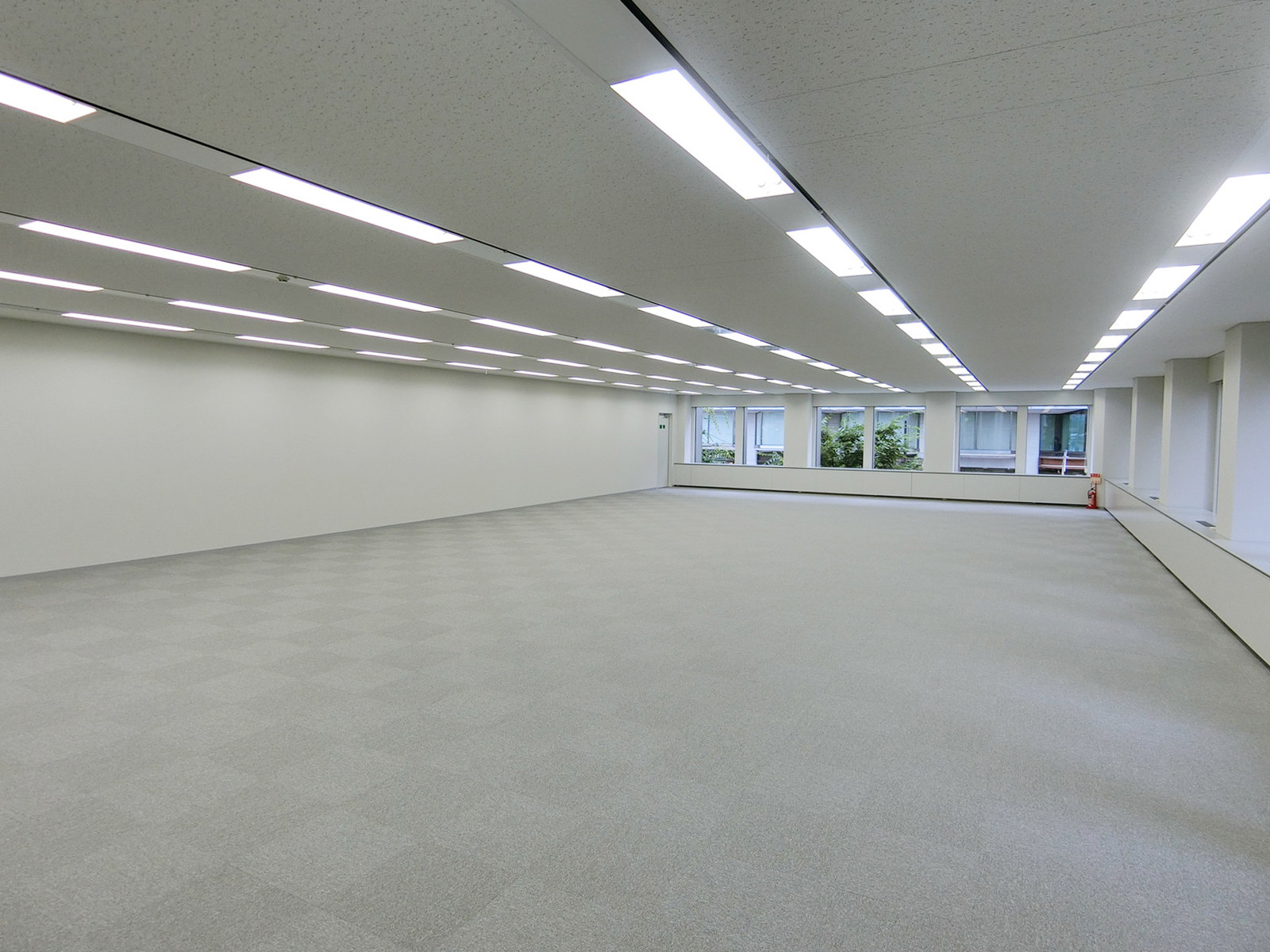 貸室奥側から見た室内