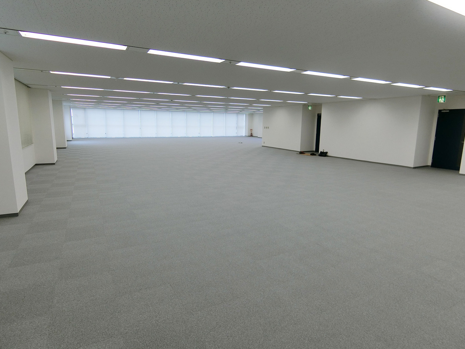 貸室奥側から見た室内