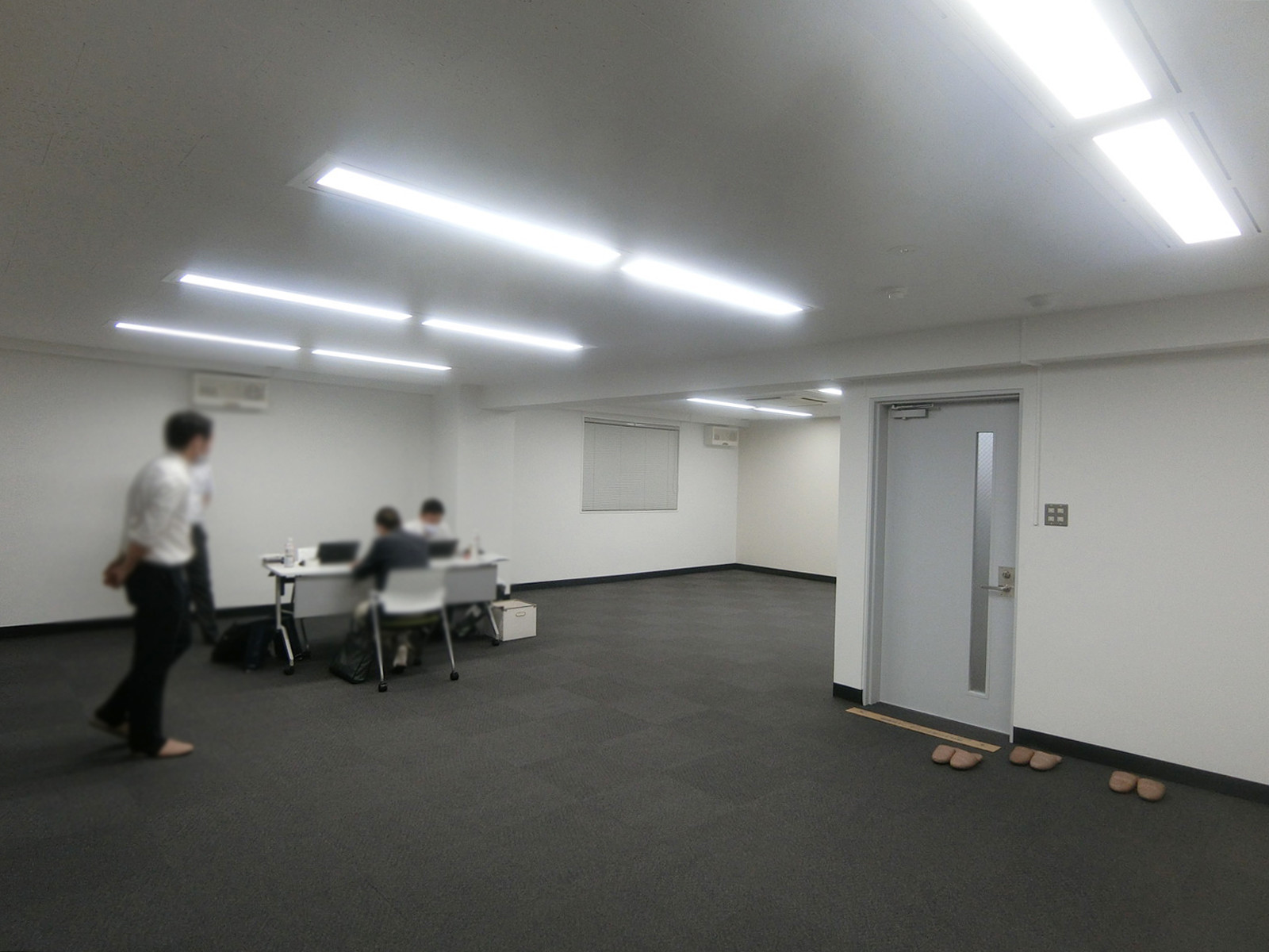 貸室奥側から見た室内