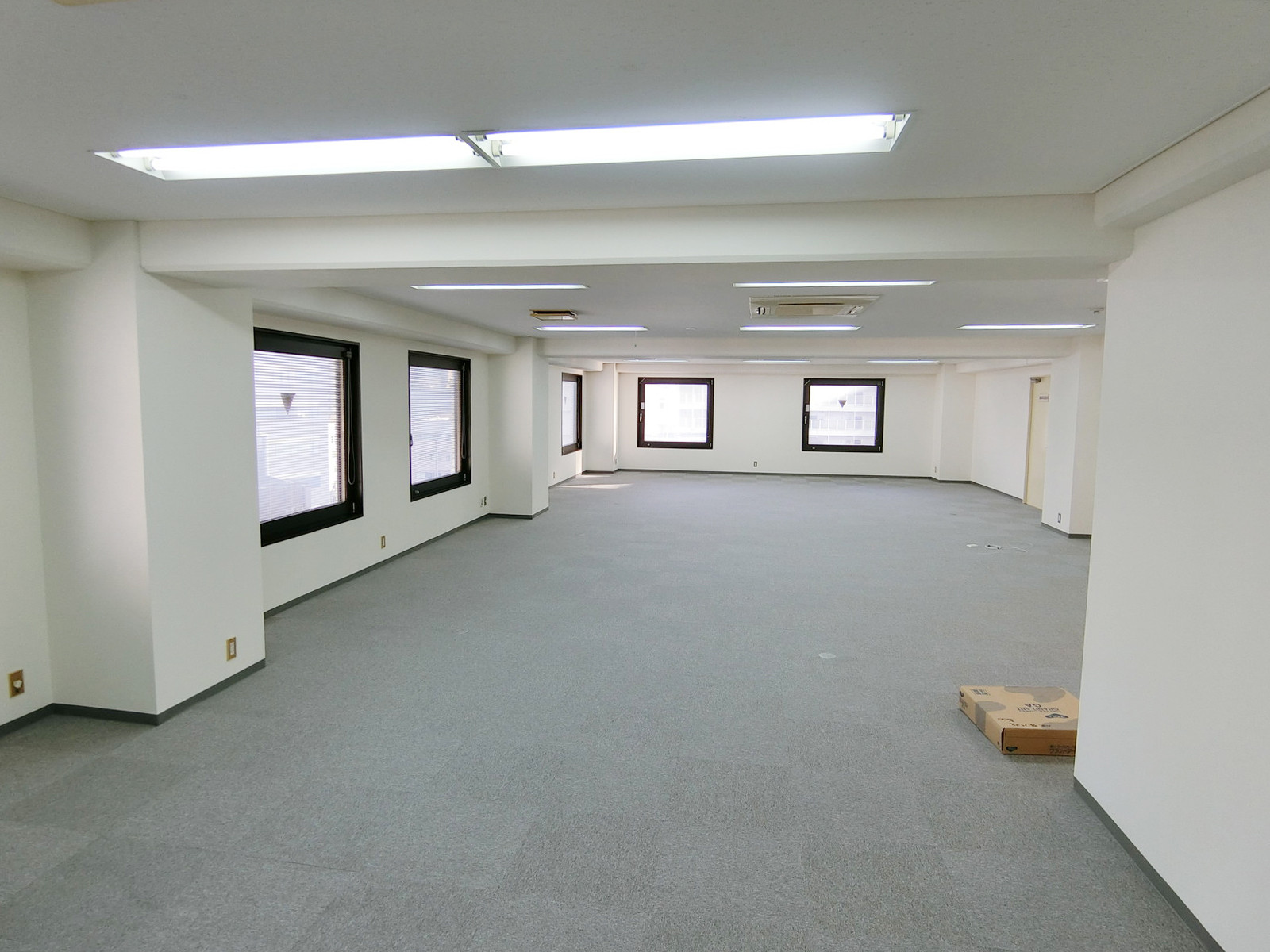 貸室奥側から見た室内