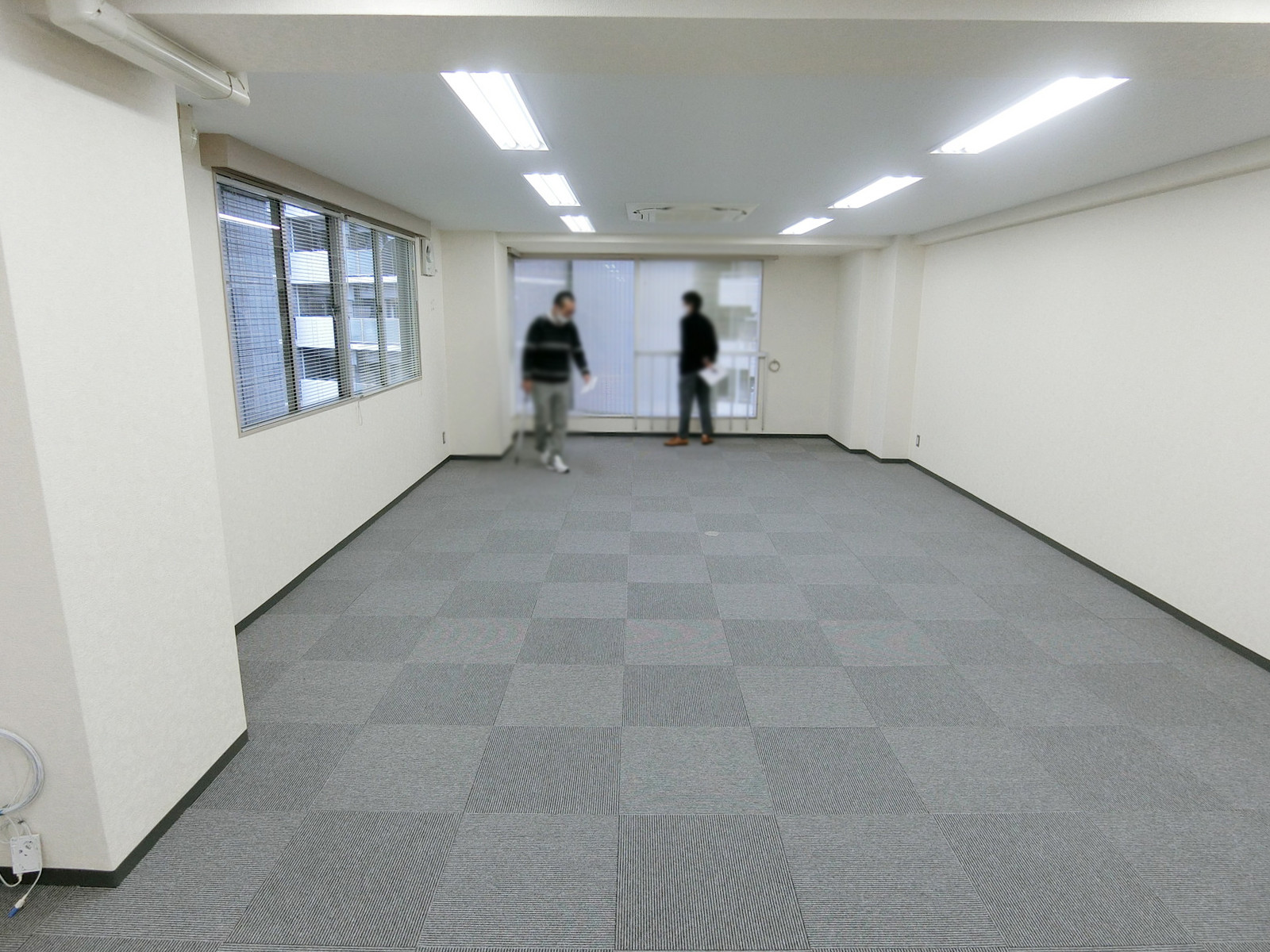 貸室奥側から見た室内