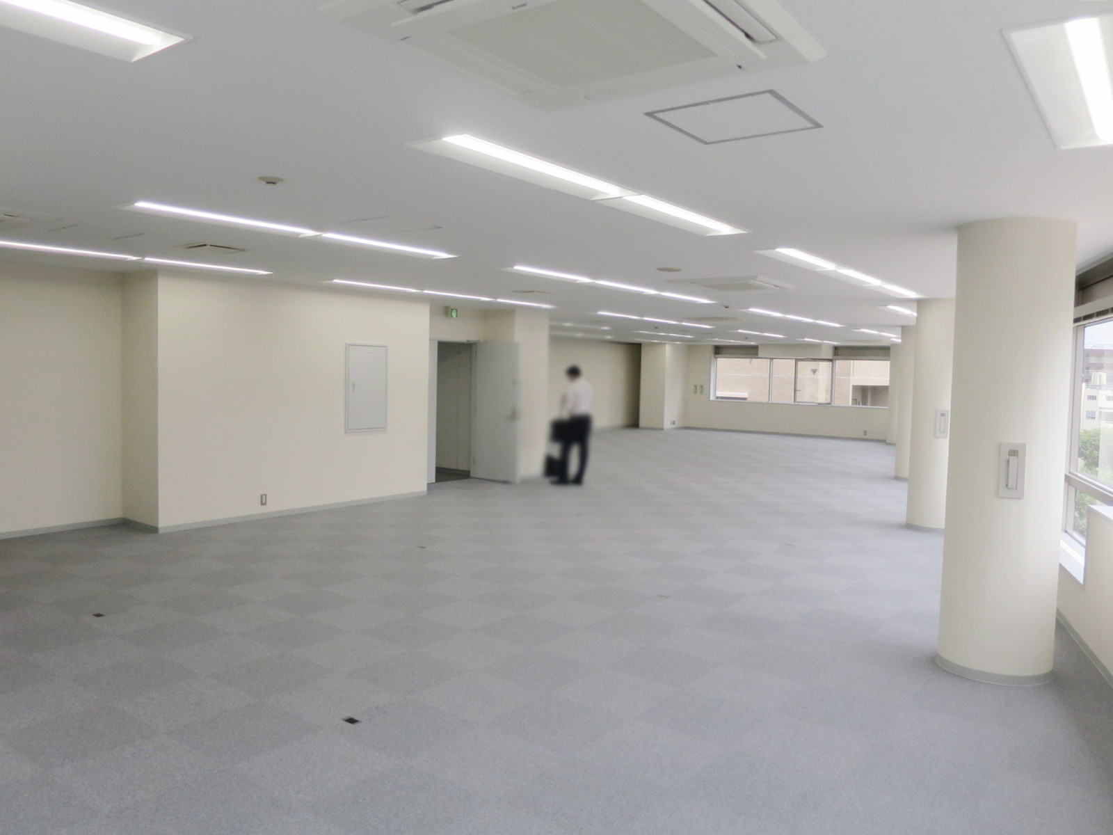 貸室奥側から見た室内