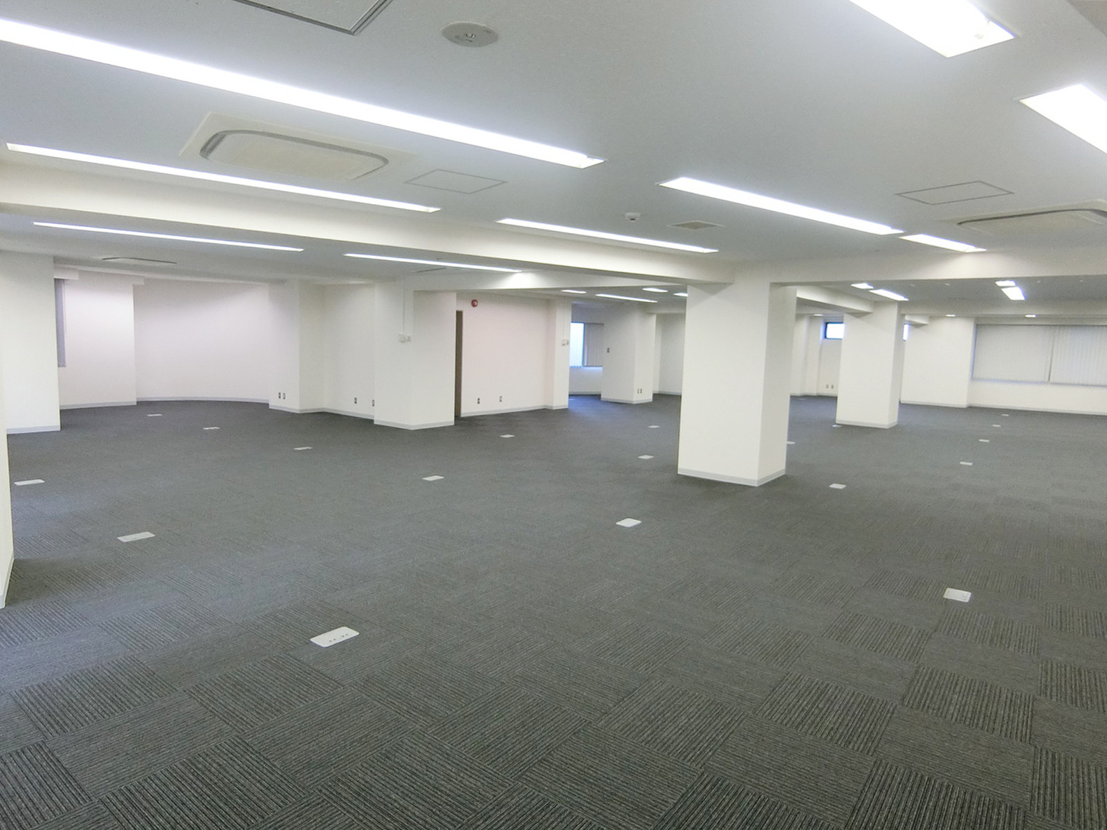貸室奥側から見た室内