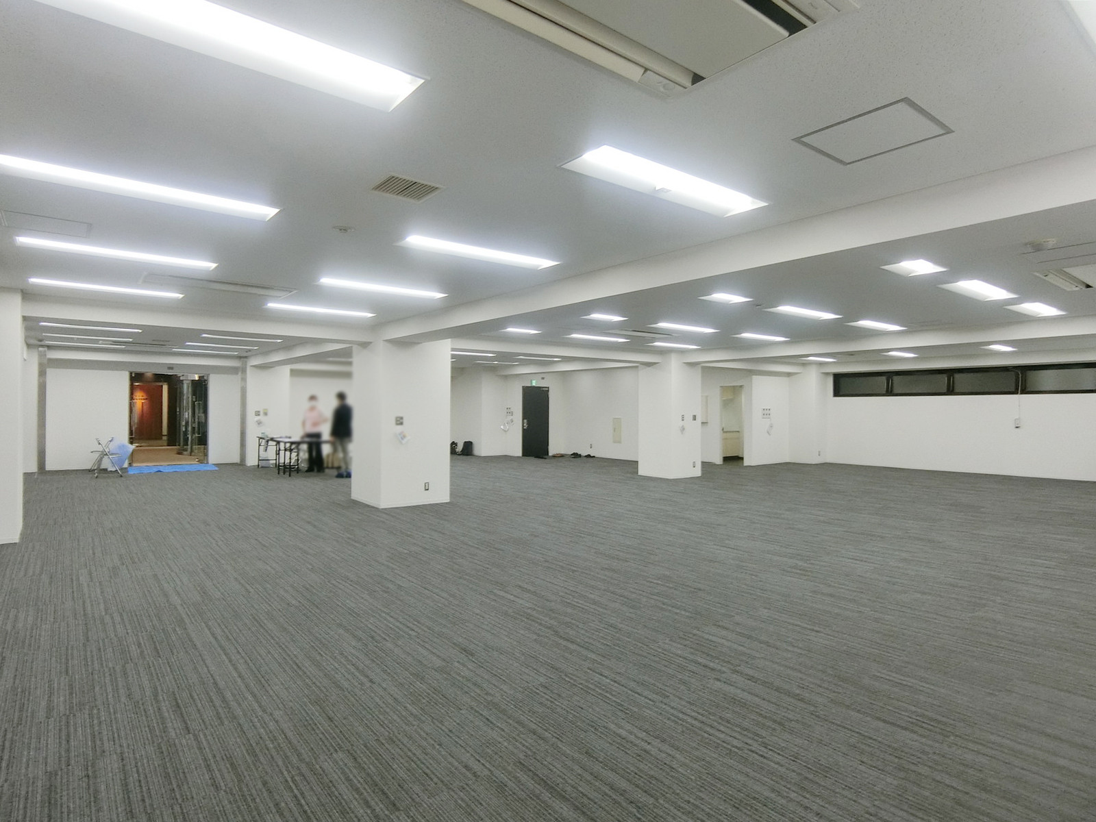 貸室奥側から見た室内
