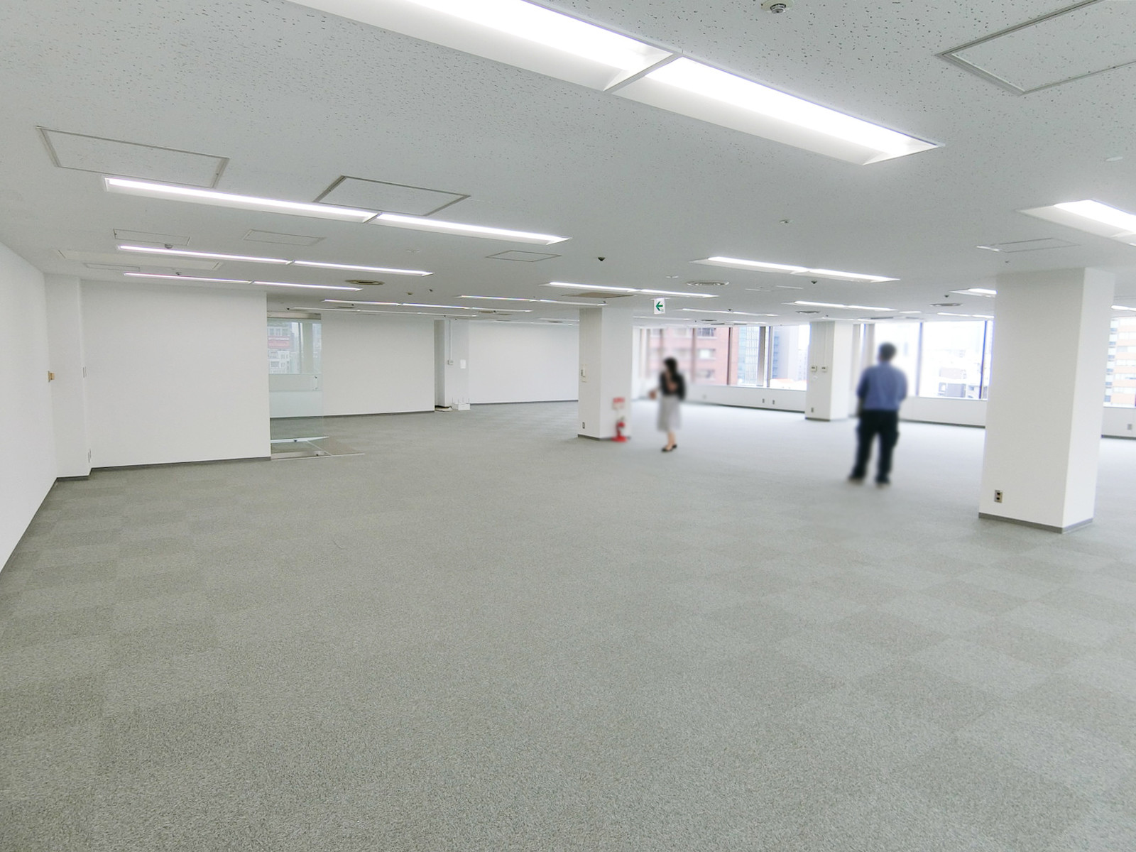 貸室奥側から見た室内
