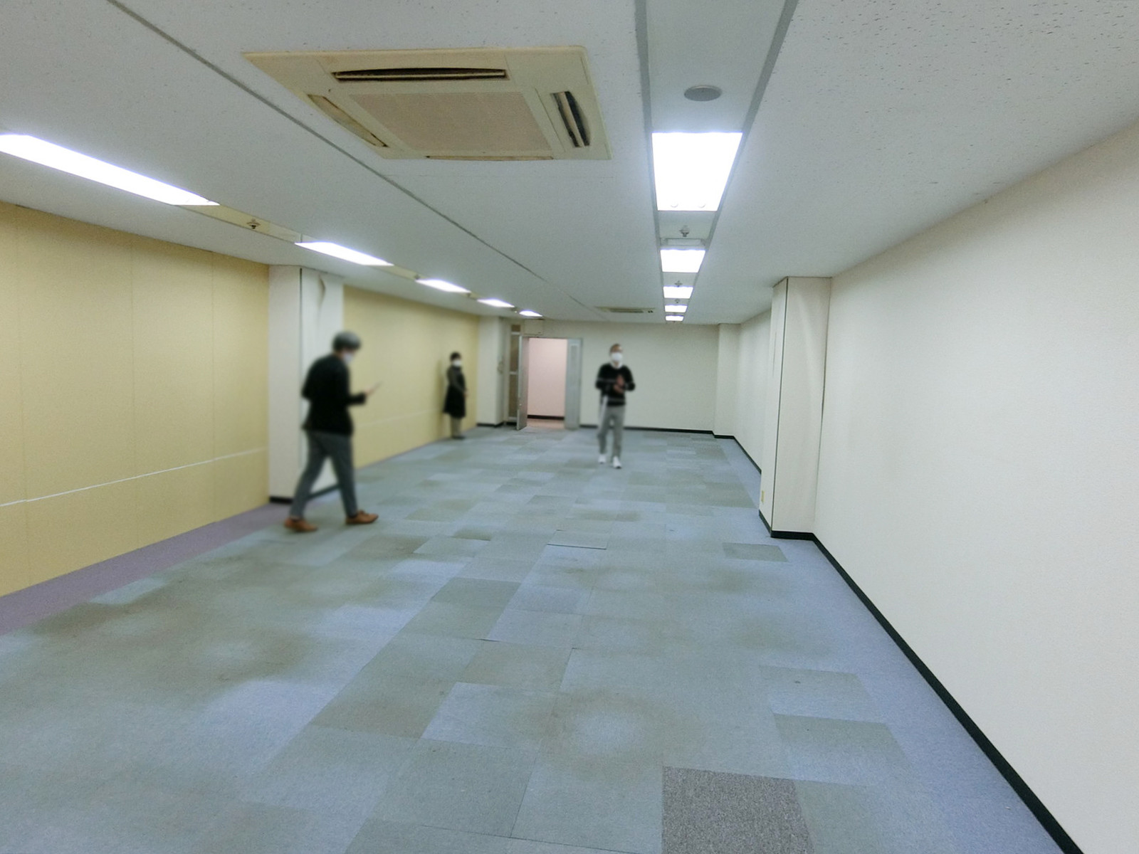 貸室奥側から見た室内