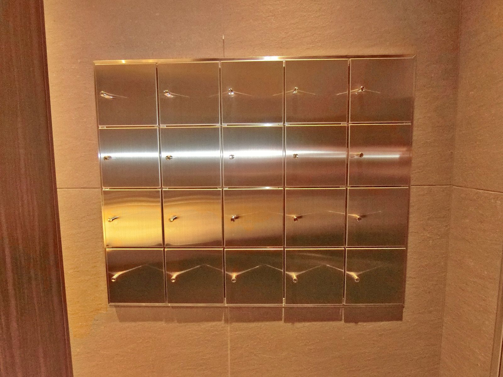 女性用トイレ専用小物入れ