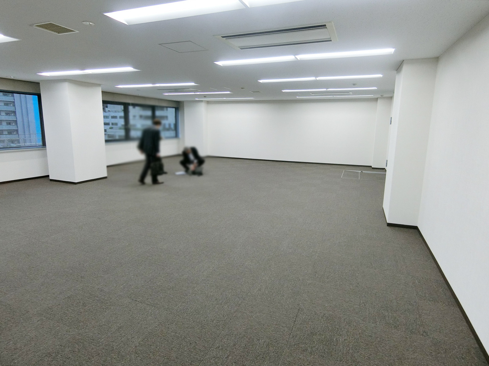 貸室奥側から見た室内