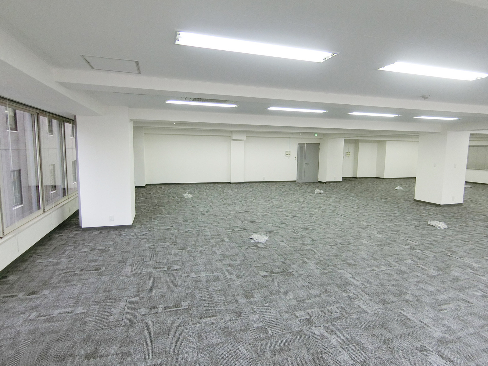 貸室奥側から見た室内