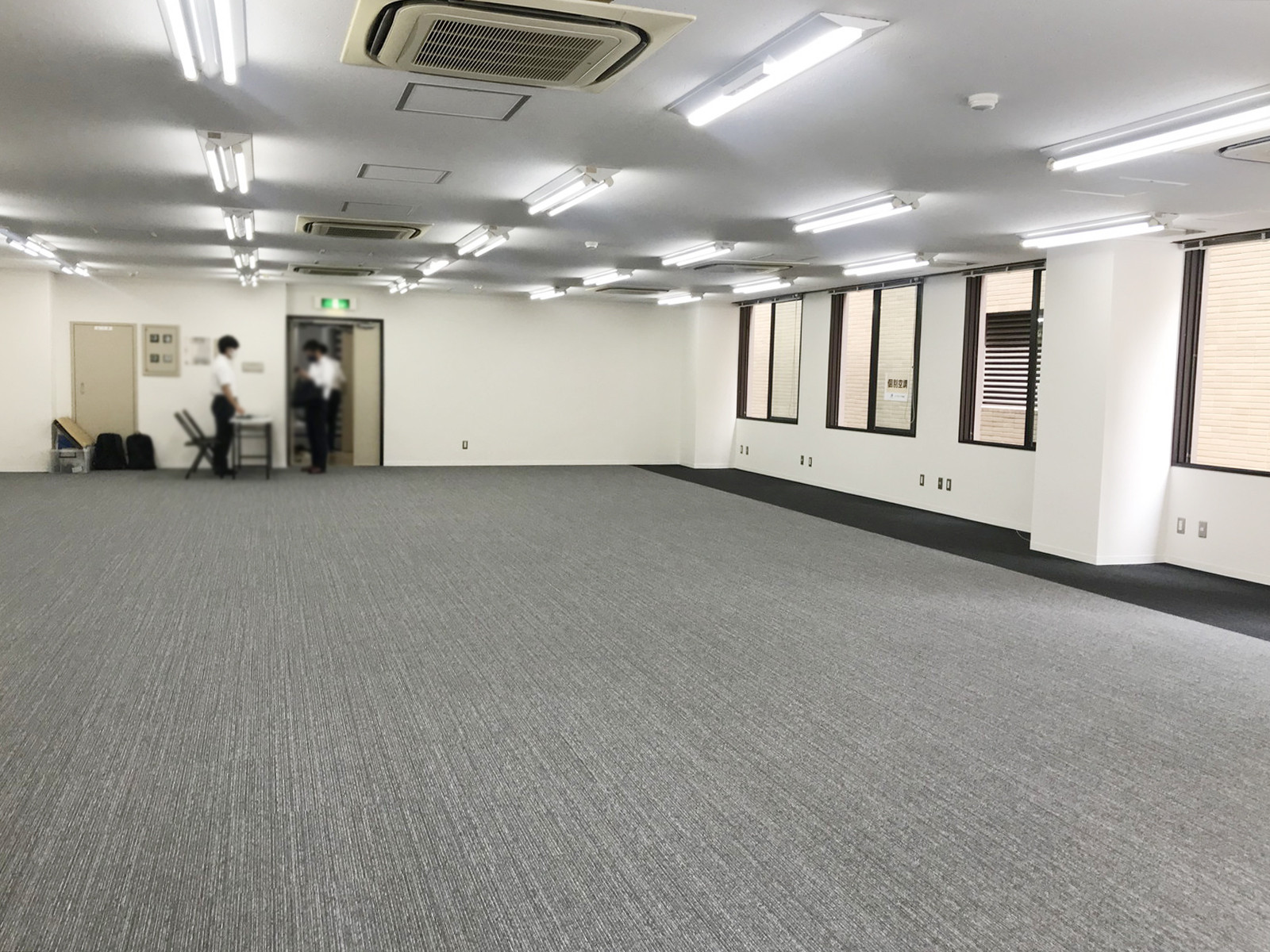貸室奥側から見た室内
