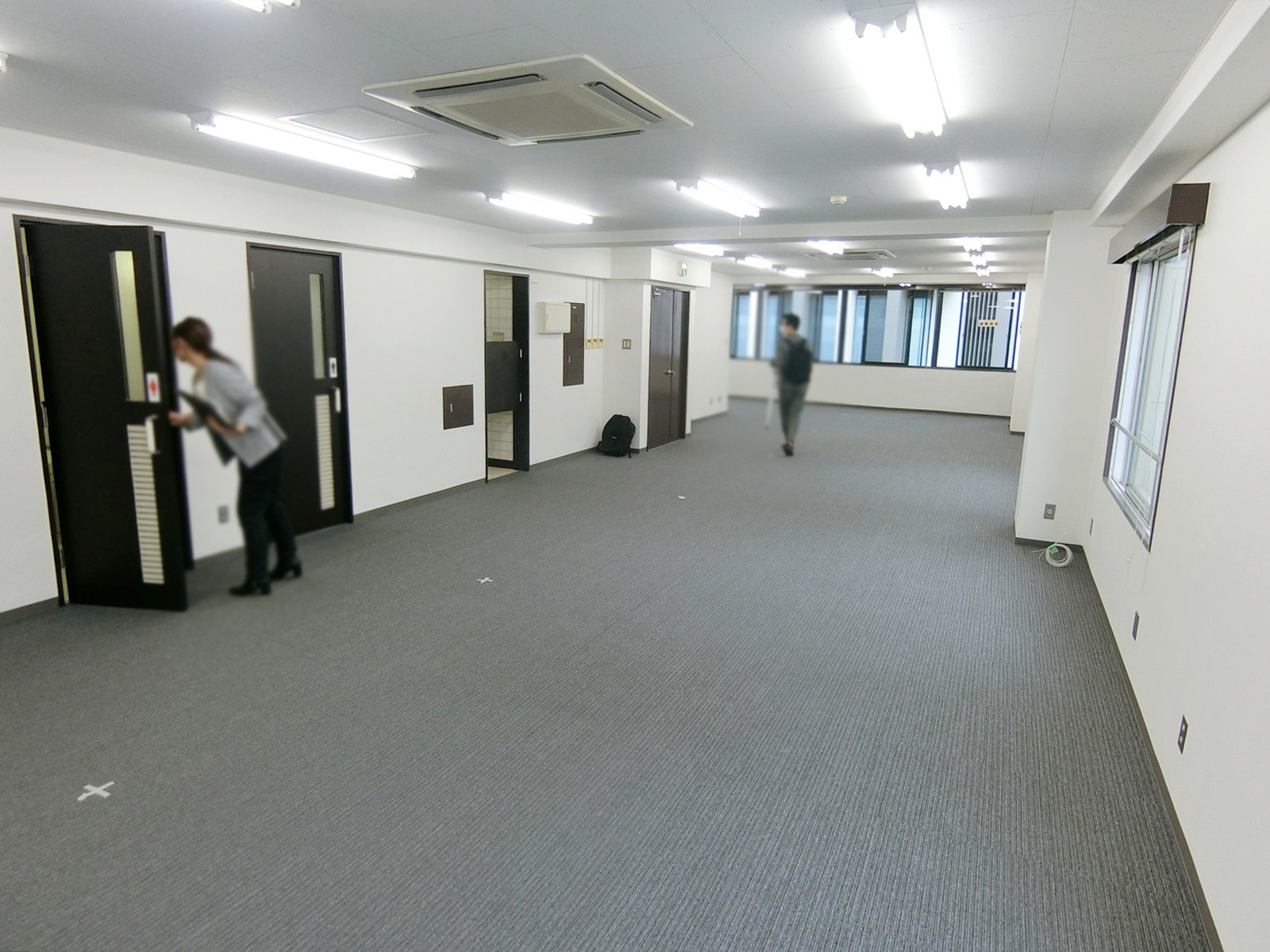 貸室奥側から見た室内