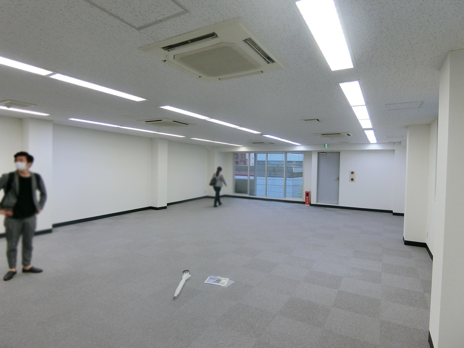 貸室奥側から見た室内