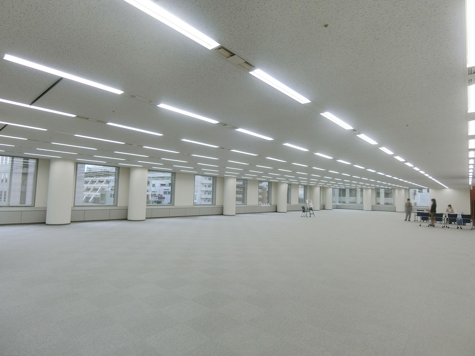 貸室奥側から見た室内