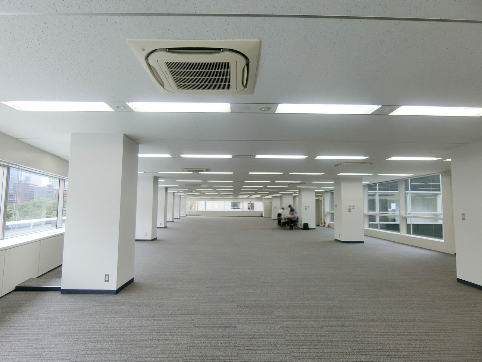 貸室奥側から見た室内