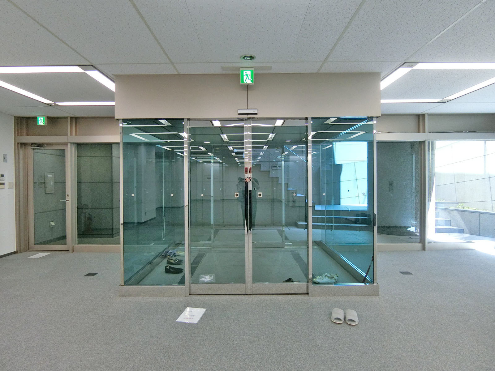 フロア出入り口