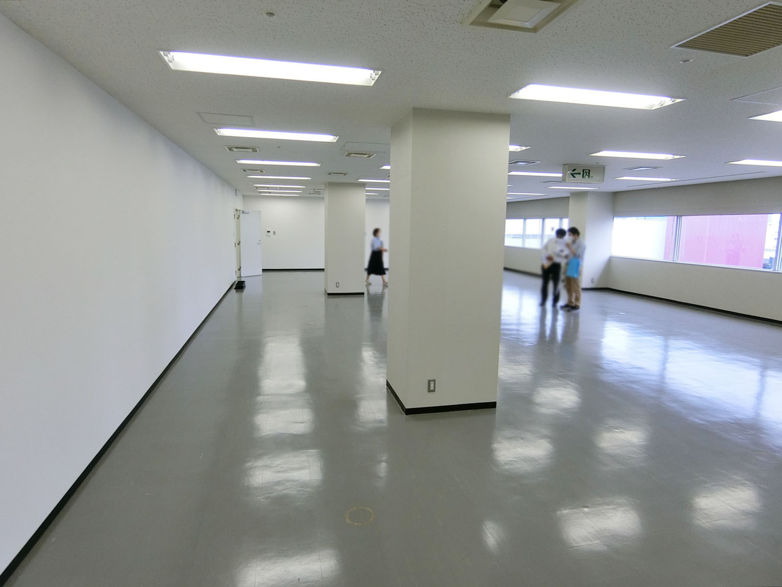 貸室奥側から見た室内