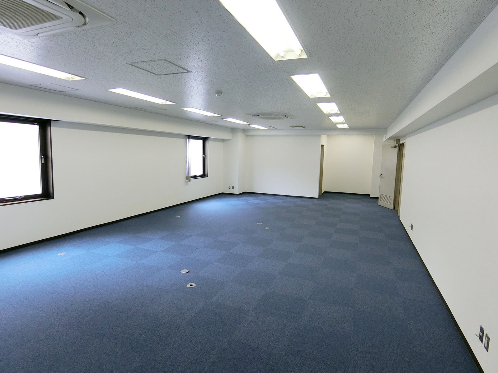 貸室奥側から見た室内