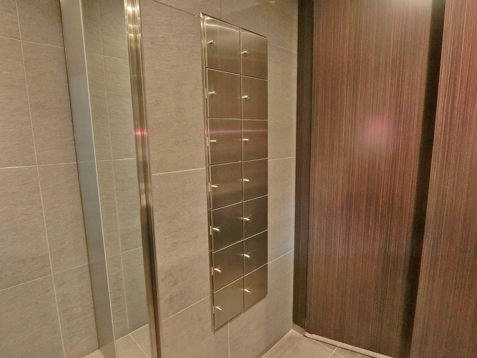 女性用トイレ専用小物入れ