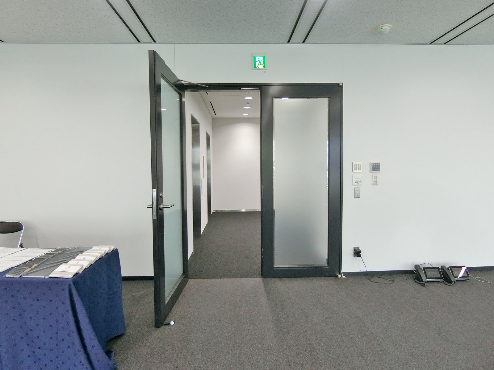 フロア出入り口