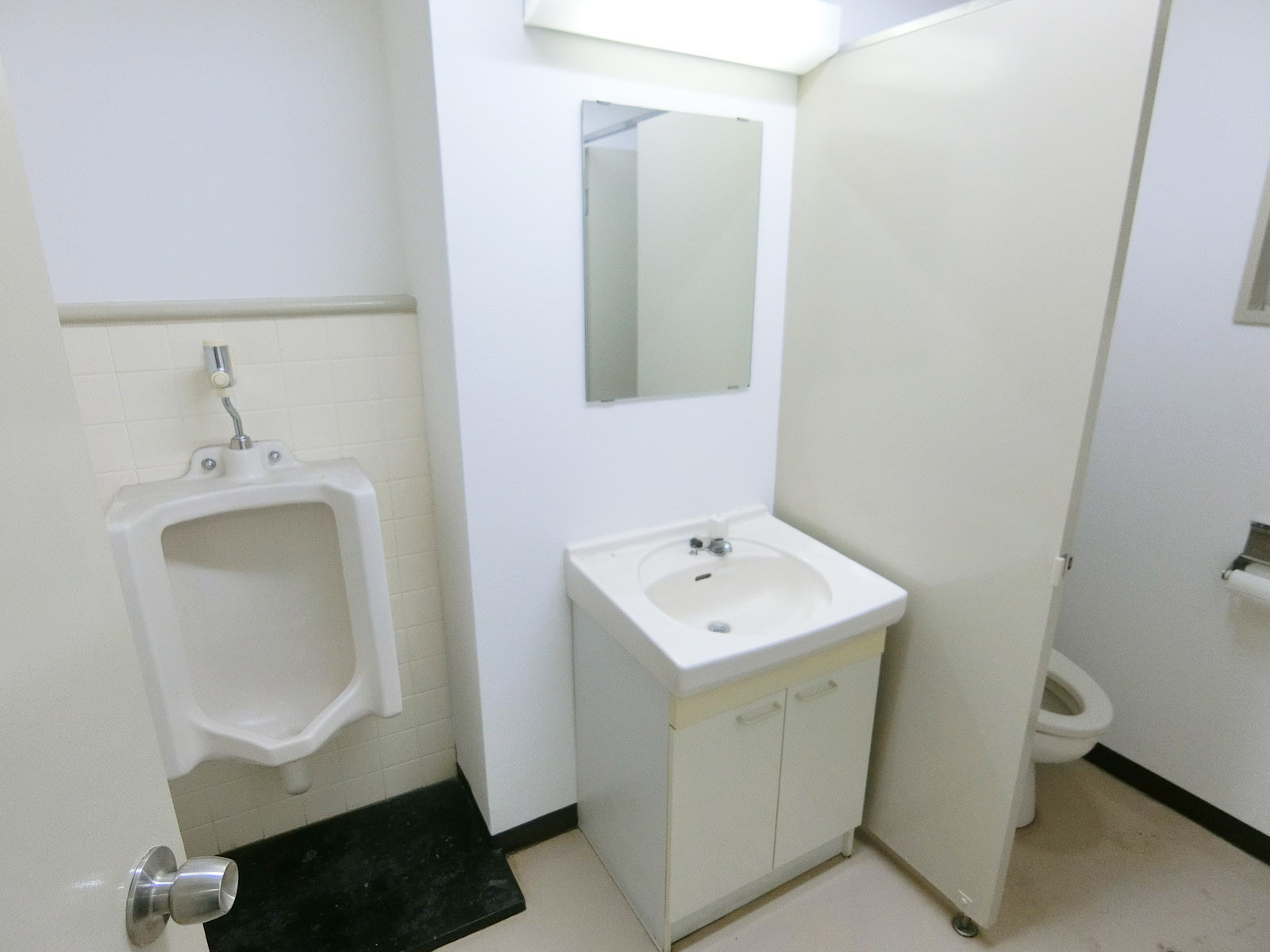 男性用トイレと洗面台