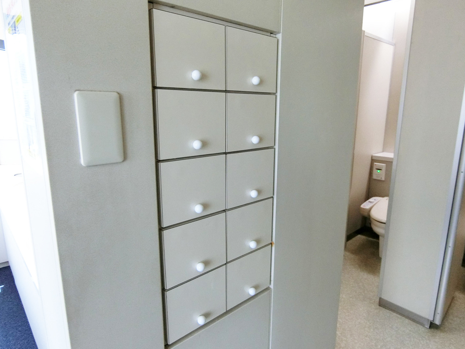 女性用トイレ内の小物入れ