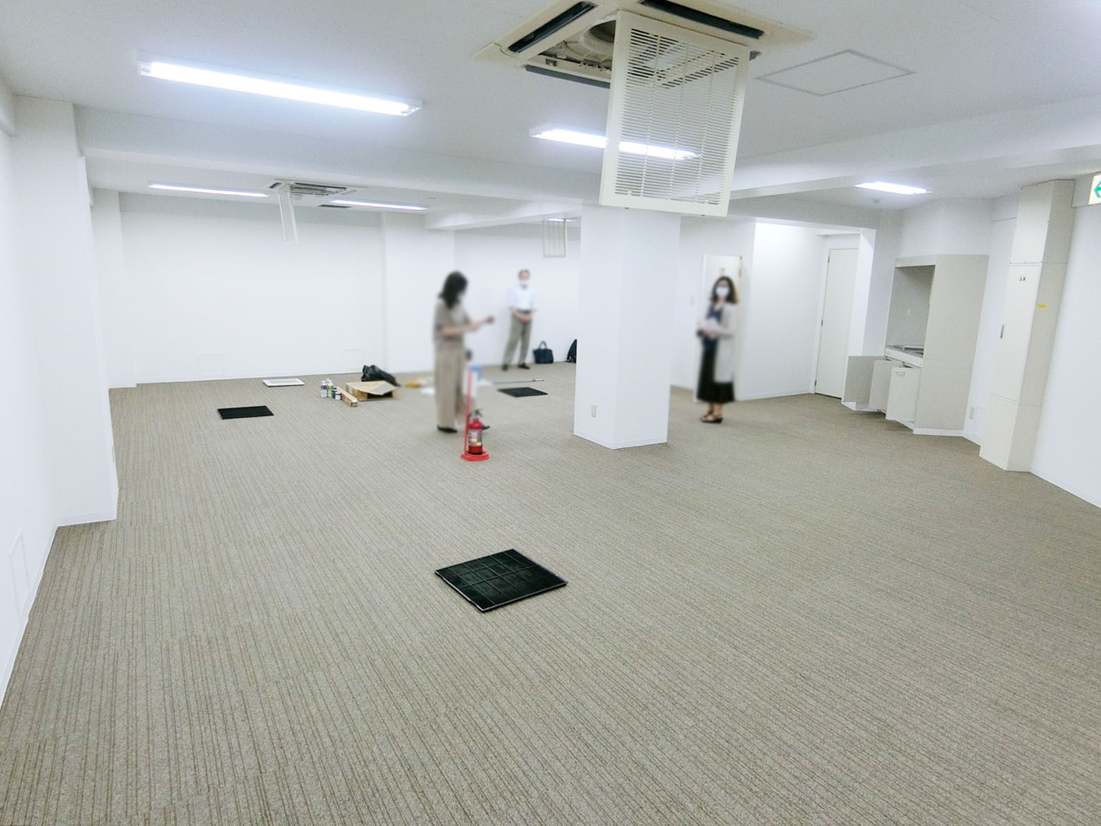 オフィスビル出入口