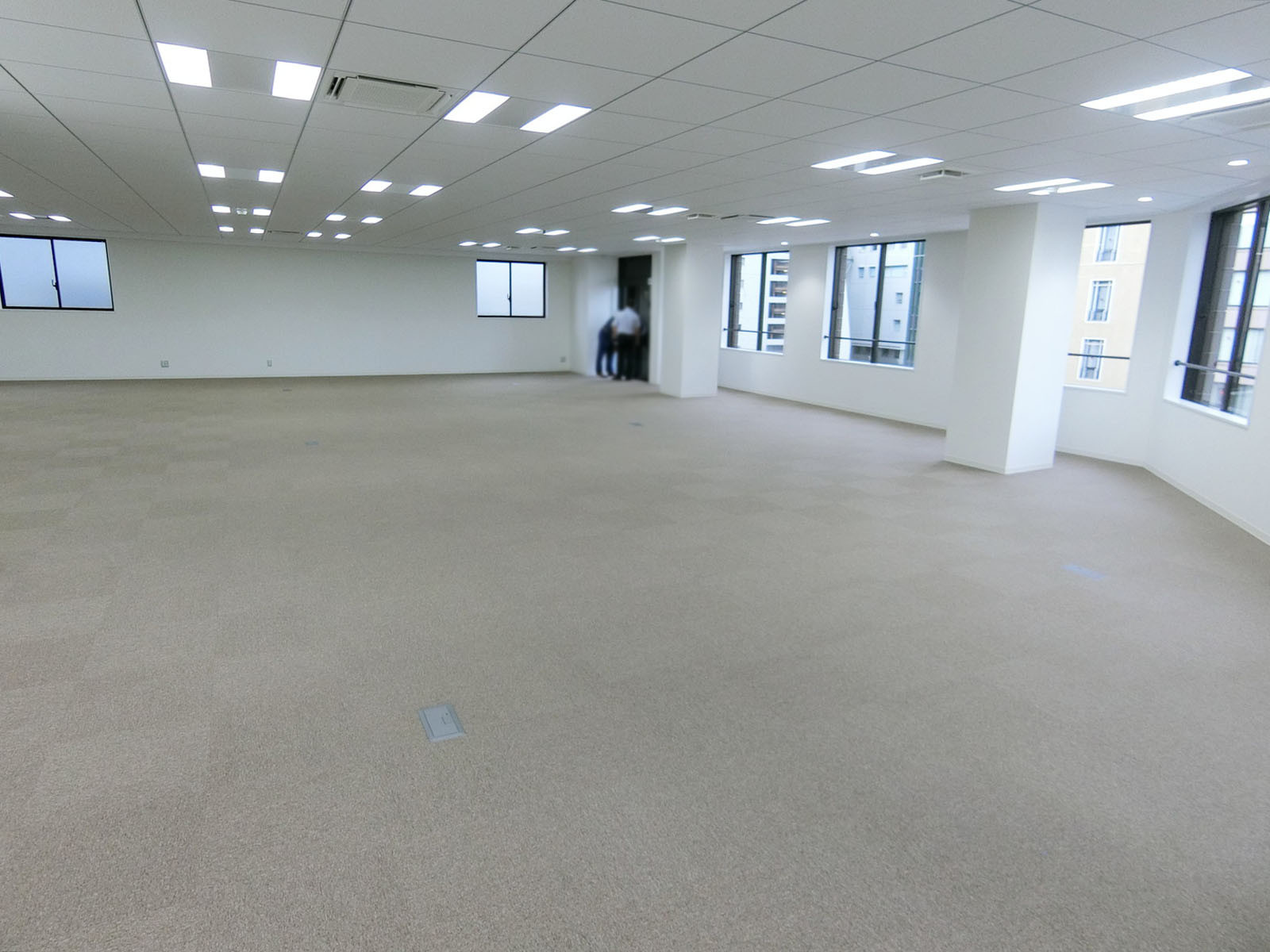 貸室奥側から見た室内