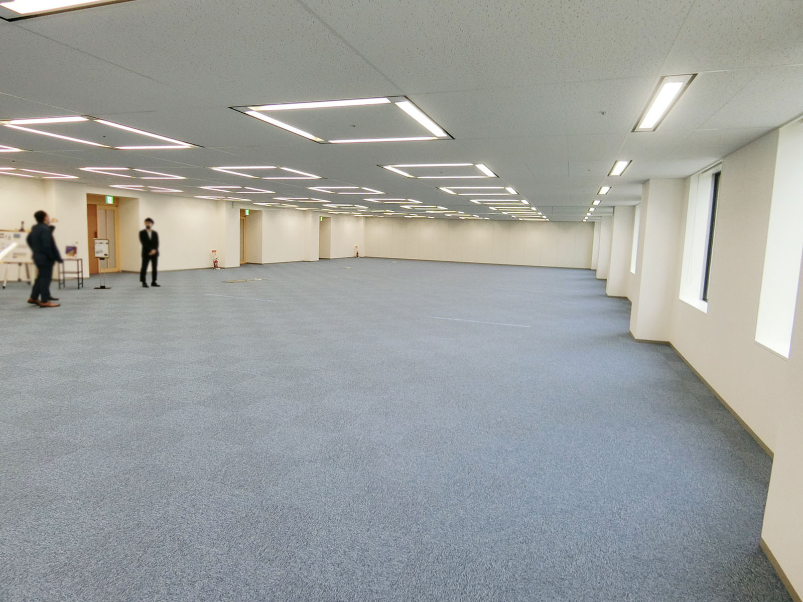 貸室奥側から見た室内