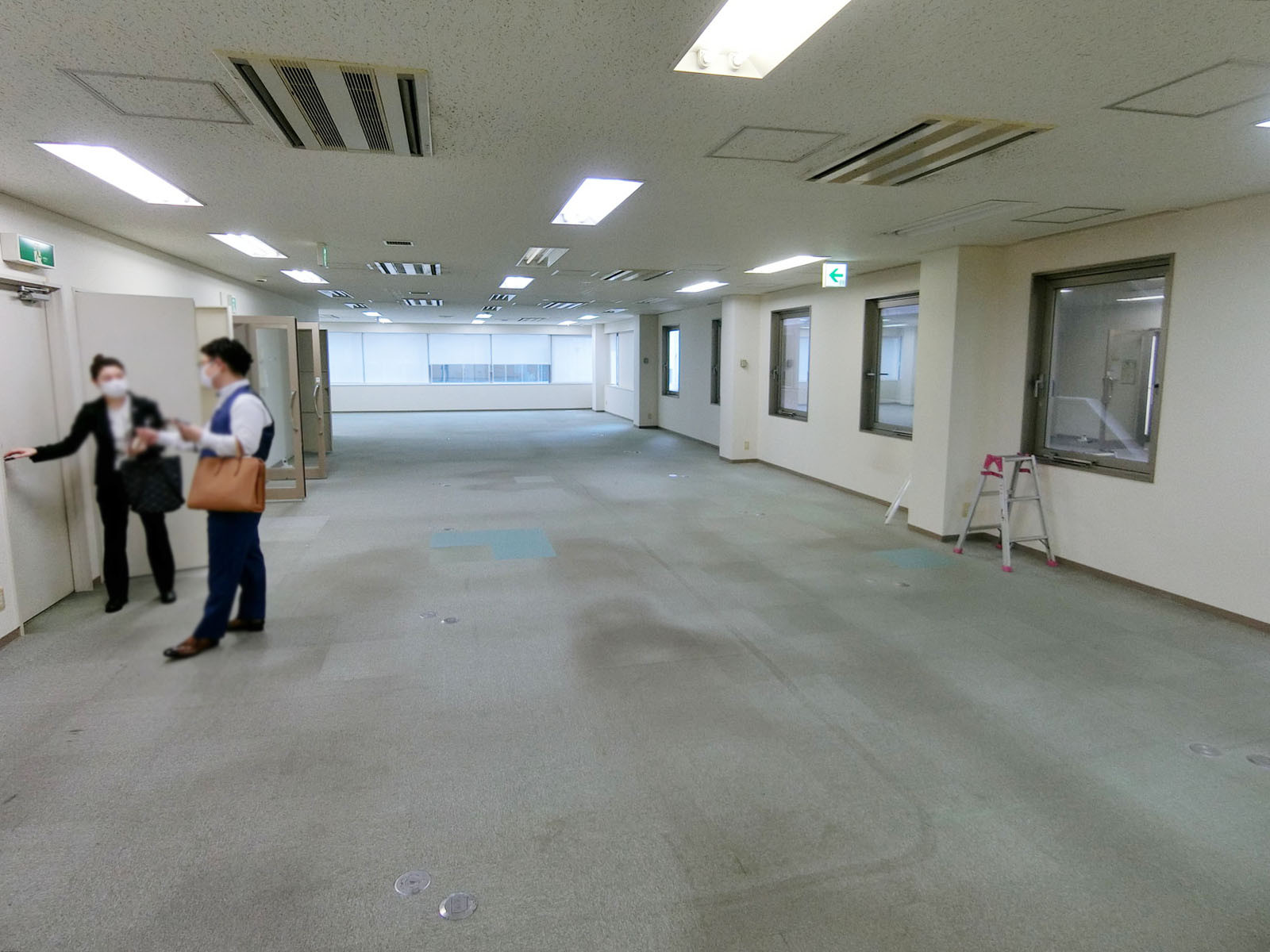 貸室奥側から見た室内