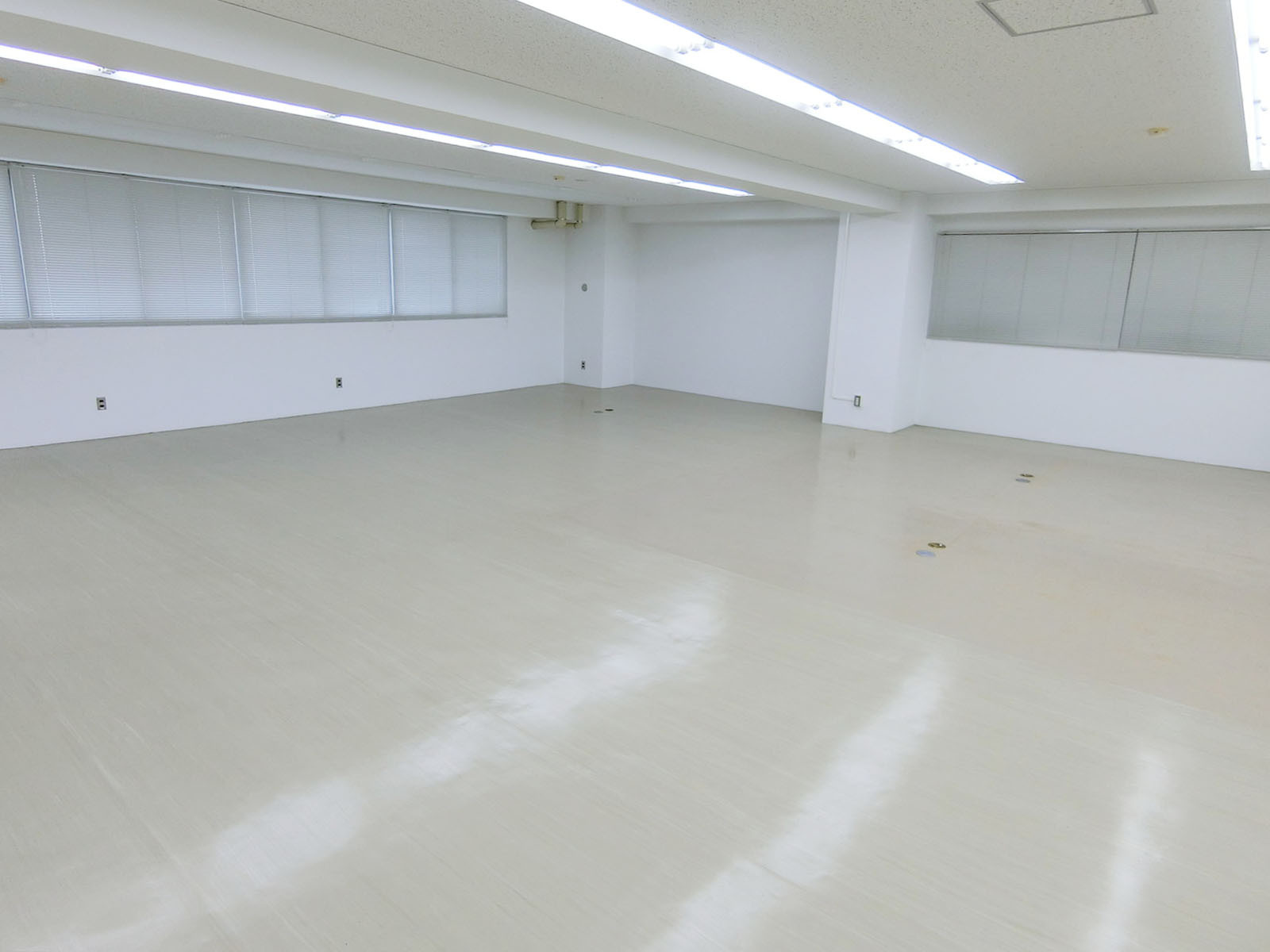 貸室奥側から見た室内