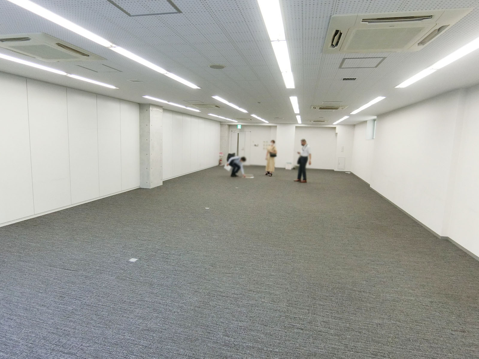 貸室奥側から見た室内