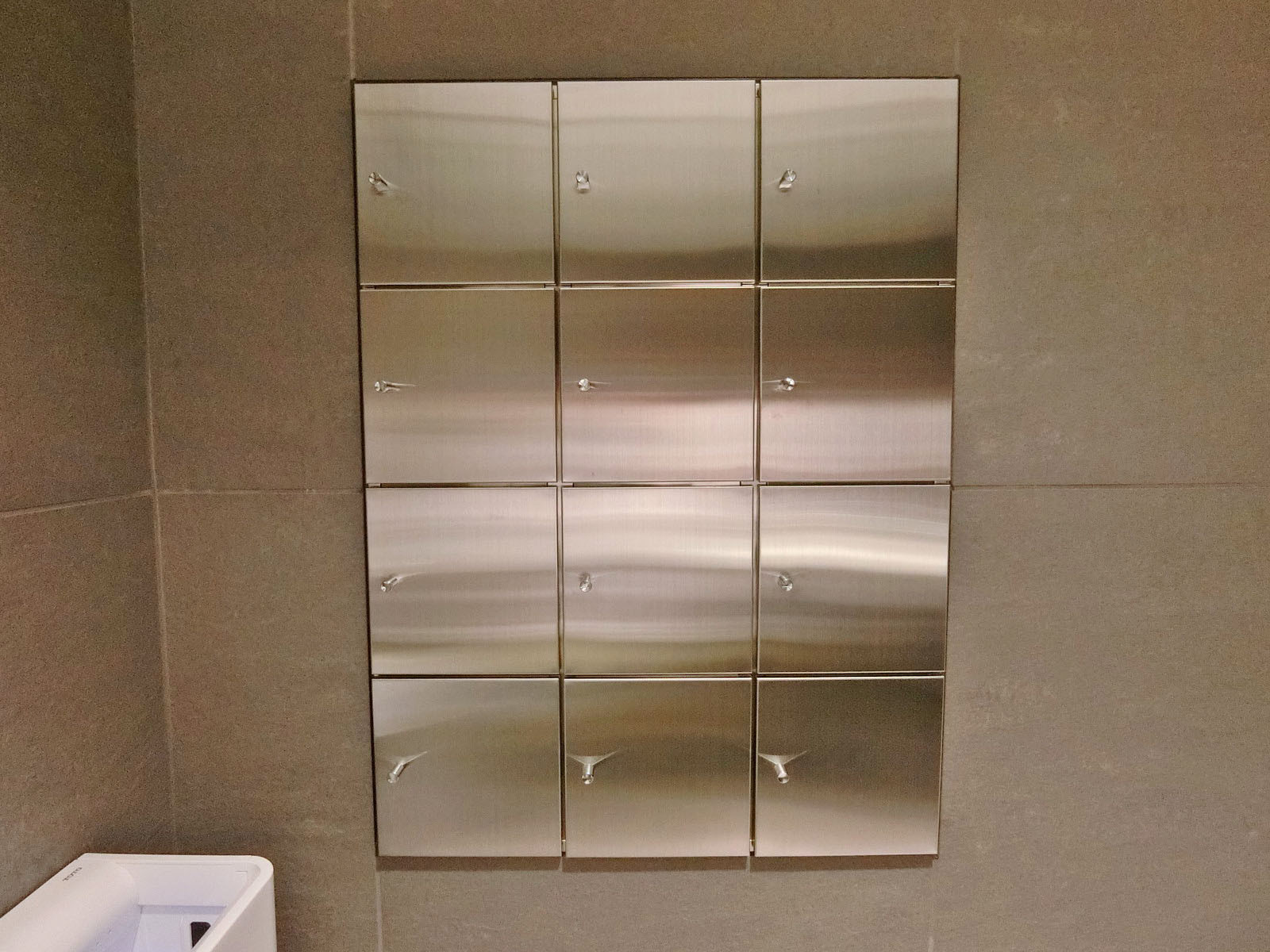 トイレ備え付けの小物入れ