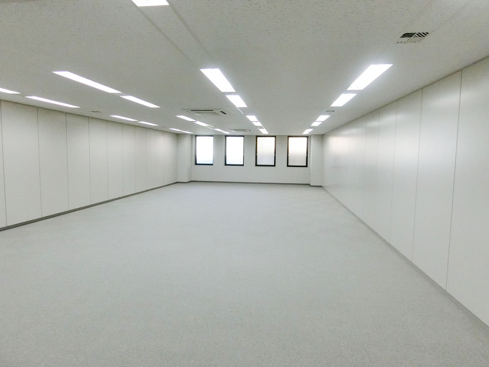 貸室奥側から見た室内