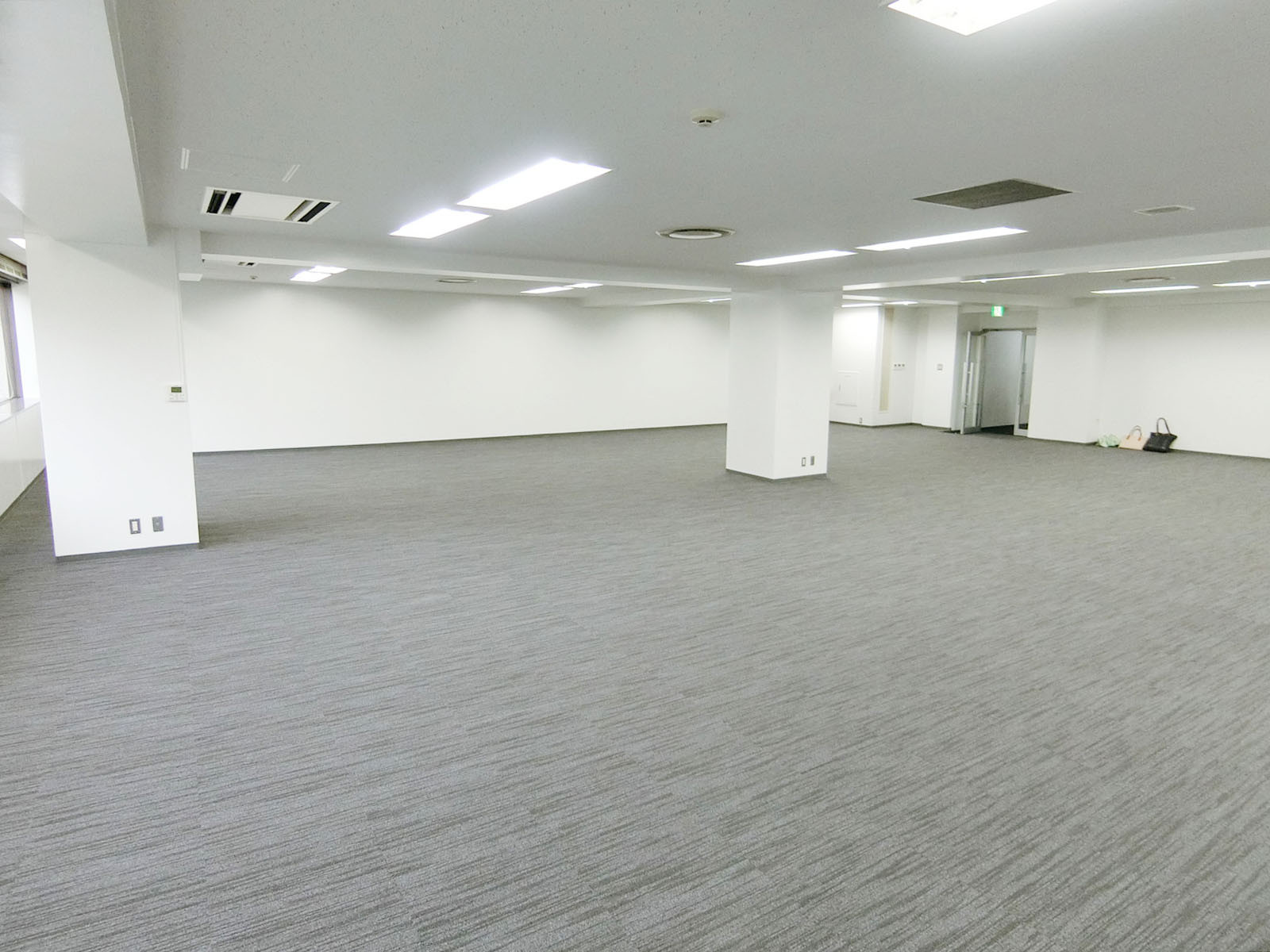 貸室奥側から見た室内