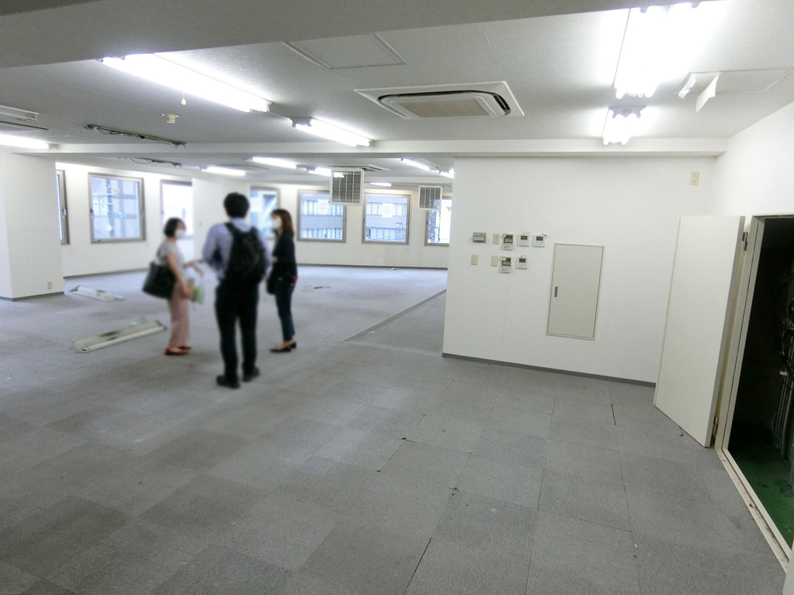 貸室奥側から見た室内